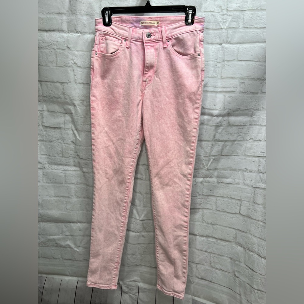 Levis High Rise Skinny in Pink